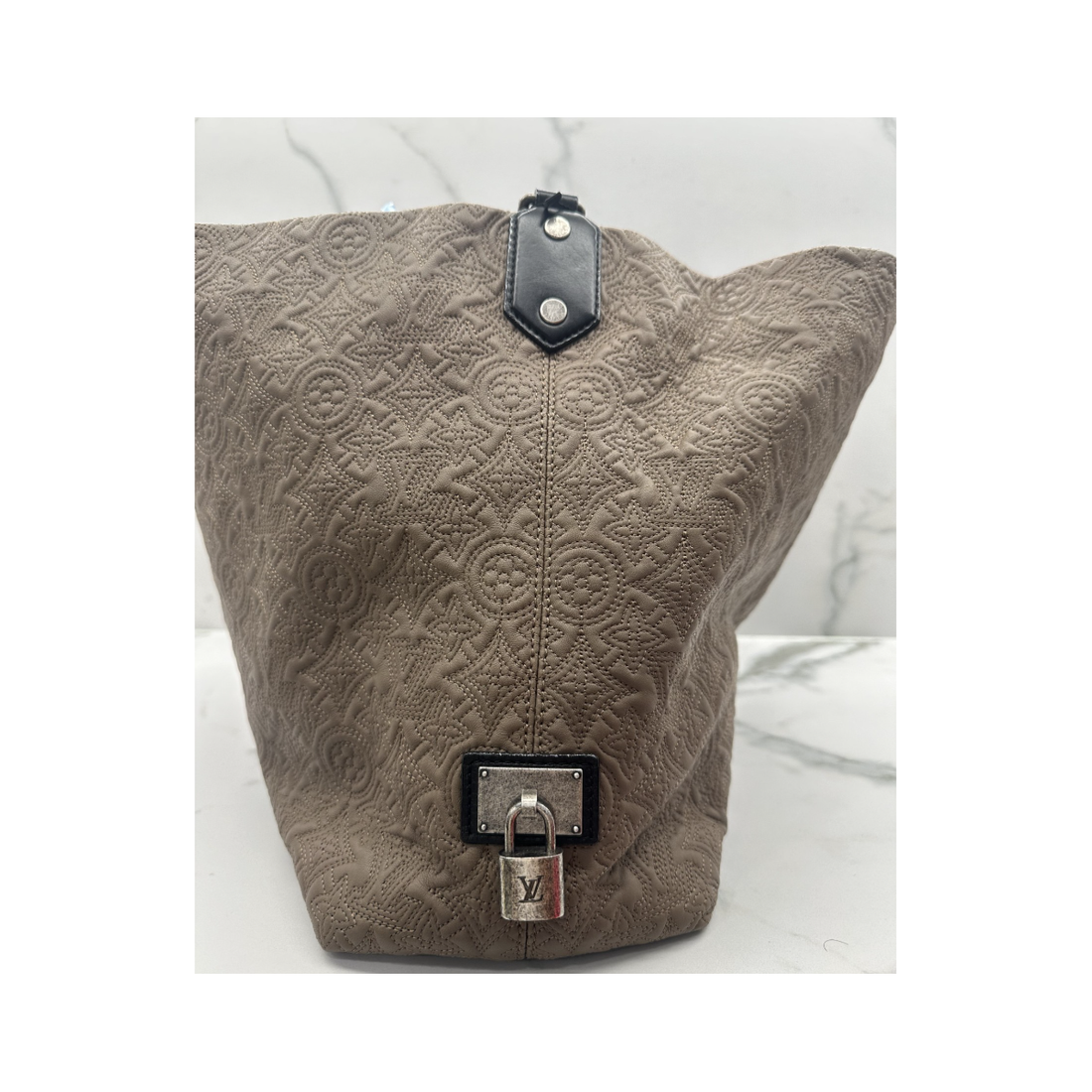 PRE LOVED LOUIS VUITTON  LAMBSKIN ANTHEIA HOBO PM IN OLIVE